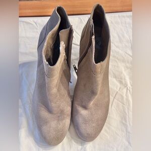 Naturalizer Light Beige Suede Ankle Booties - size 7.5
